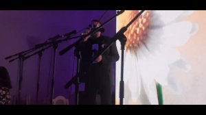 Виктор Жуков- Белые розы на рояле