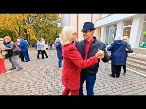 11.10.25г... «ОСЕННЕЕ ТАНГО»... 🍁🍂🍁... звучит на Танцполе в Гомельском парке...