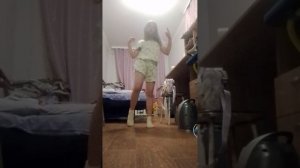 нарисовала рисунок на руке и теперь танцую