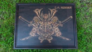Разделочная доска Samurai Mask из орехового дерева с инкрустацией из белого клёна.