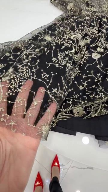 Платье из сетки Dior с вышивкой золотыми нитями