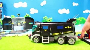 Игрушечный спецназ садится в машины и мчится на секретное задание! 🚓Видео детям