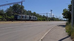 ЭЛЕКТРОВОЗ ВЛ80К-142 С ПРИВЕТЛИВОЙ ЛОКОМОТИВНОЙ БРИГАДОЙ ТИФОН ГУДОК ГРОМКИЙ С ГРУЗОВЫМ ПОЕЗДОМ