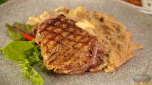ГОВЯЖЬИ СТЕЙКИ С СЫРОМ И СЛИВОЧНО-ГРИБНЫМ СОУСОМ
