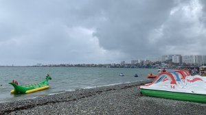 Алексино, обстановка на пляже (погода на море, ветер сохраняется идет дождь)