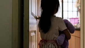 Сосед заманил восьмилетнюю девочку к себе в квартиру и изнасиловал