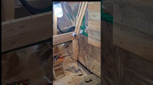 1000063322.mp4 (Собака наблюдает за установкой розетки у котла, технолог. её подкл. в доме А-фрейм)