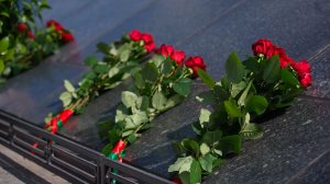 Жители и гости Минска в День Независимости принесли цветы к монументу Победы