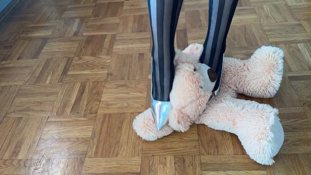 Heels crush teddy bear- ASMR crushing and trampling in heels - stuffed toy смотреть онлайн