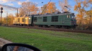 ЭЛЕКТРОВОЗ ВЛ80К-572 С ПРИВЕТЛИВОЙ ЛОКОМОТИВНОЙ БРИГАДОЙ ТИФОН ГУДОК ГРОМКИЙ СЛЕДУЕТ РЕЗЕРВОМ
