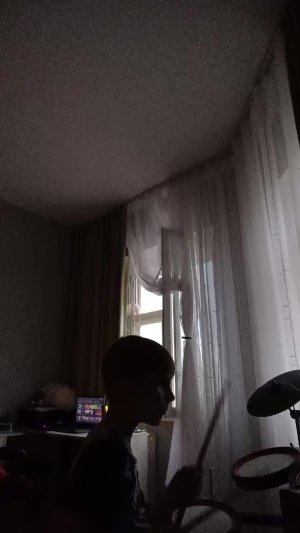 играю на барабанах