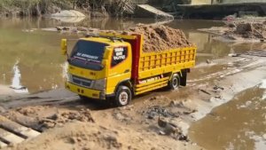 RC машинки🚚 Очистка РЕКИ от ИЛА и ГРЯЗИ с помощью самосвалов Видео детям