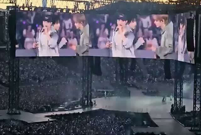 DYNAMITE - BTS World Tour Arirang - Brussels D2 смотреть онлайн