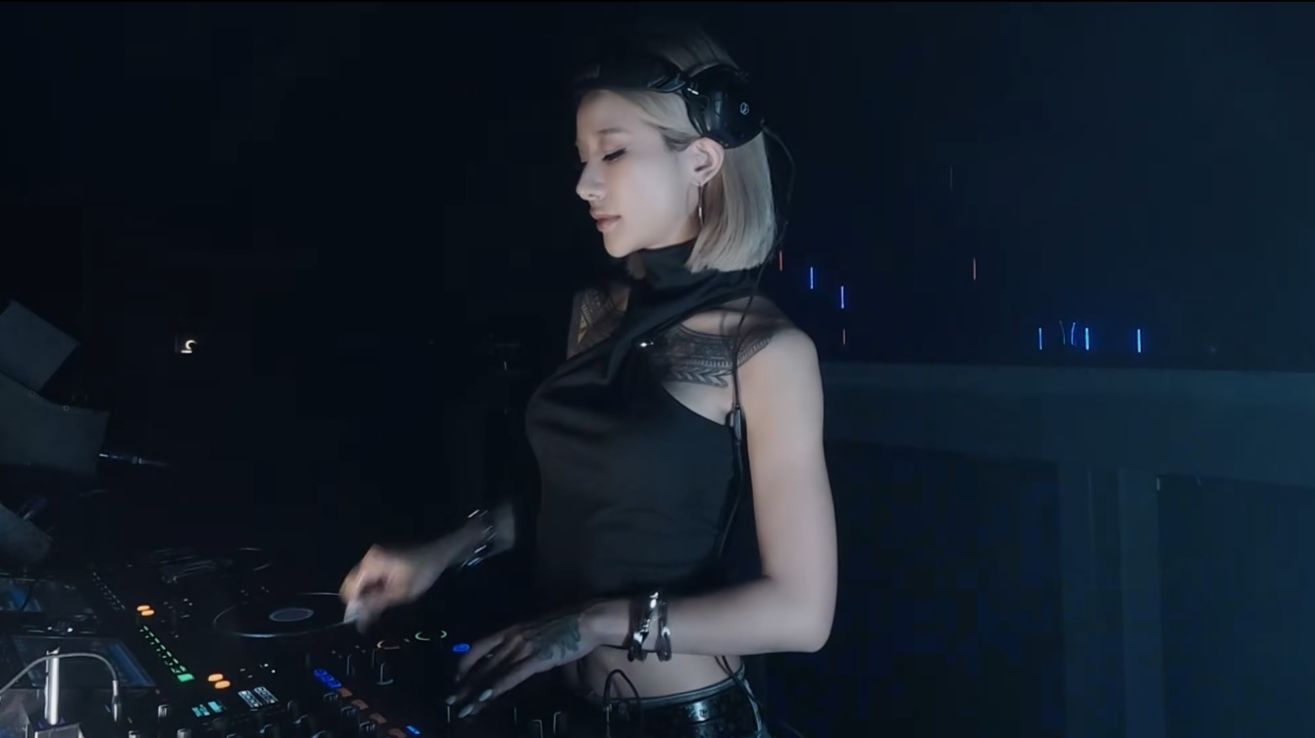 DEBBIE-Melodic Techno & Future Rave Live Set High Energy Early Peak Flow 132 BPM Space Club 007 смотреть онлайн