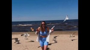 Агата Муцениеце впервые после родов показала фигуру на пляже в Риге