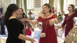 Поют цыгане «Живи и радуйся».
