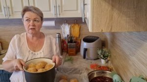 ОЧЕНЬ ЖАРКО, СИДИМ В ДОМЕ, НА УЛИЦУ НЕ ВЫСОВЫВАЕМСЯ.