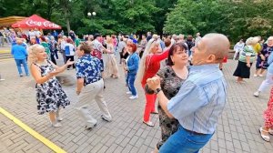 14.06.26г... «Я  ПОЙДУ на  ДИСКОТЕКУ»... звучит на Танцполе в Гомельском парке...