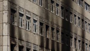 ЗАБРОШЕННОЕ ОФИСНОЕ ЗДАНИЕ СТАЛО ПОСТОЯННОЙ УГРОЗОЙ ДЛЯ ЖИЛЫХ ДОМОВ