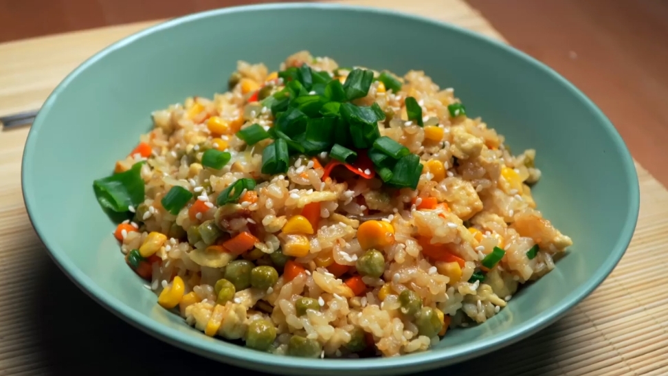 Жареный рис с овощами и яйцом Китайская кухня Рецепт от повара смотреть онлайн