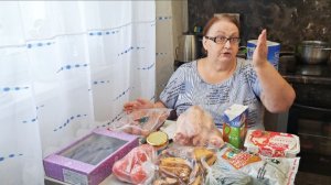 Зарплату не дали, денег нет. Будем питаться свиными ножками и куриными лапками.
