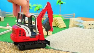 Приехали на стройку! Большой самосвал выгружает песок 🚜🏗️ И много других игрушек