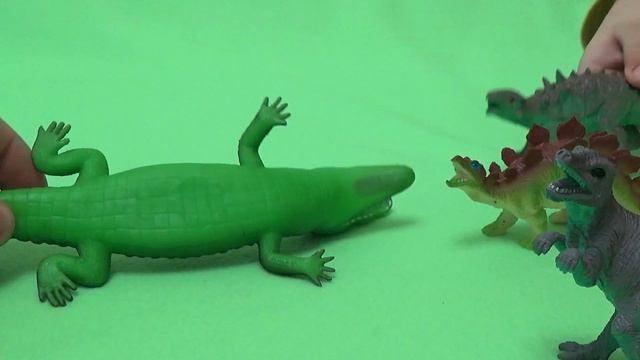 Динозавры. Крокодил игрушки Динозавры играют в прятки. игрушки.