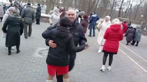8.02.25г...«ПАДАЕТ СНЕГ»... ❄️❄️❄️... звучит на танцполе в Гомельском парке...
