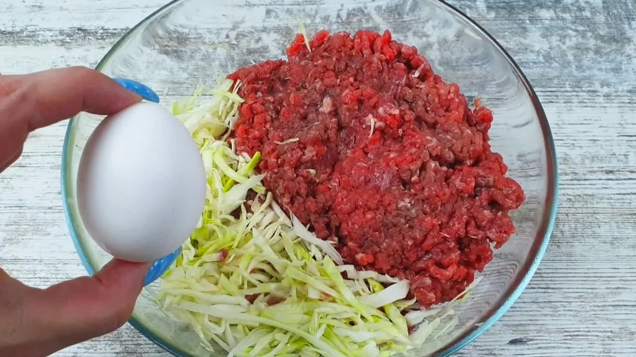 Вкусный и сытный рецепт ужина для всей семьи. Просто добавила фарш в капусту! смотреть онлайн