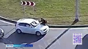 Разъярённый мужчина запрыгнул на капот иномарки на круговом перекрёстке в Вологде