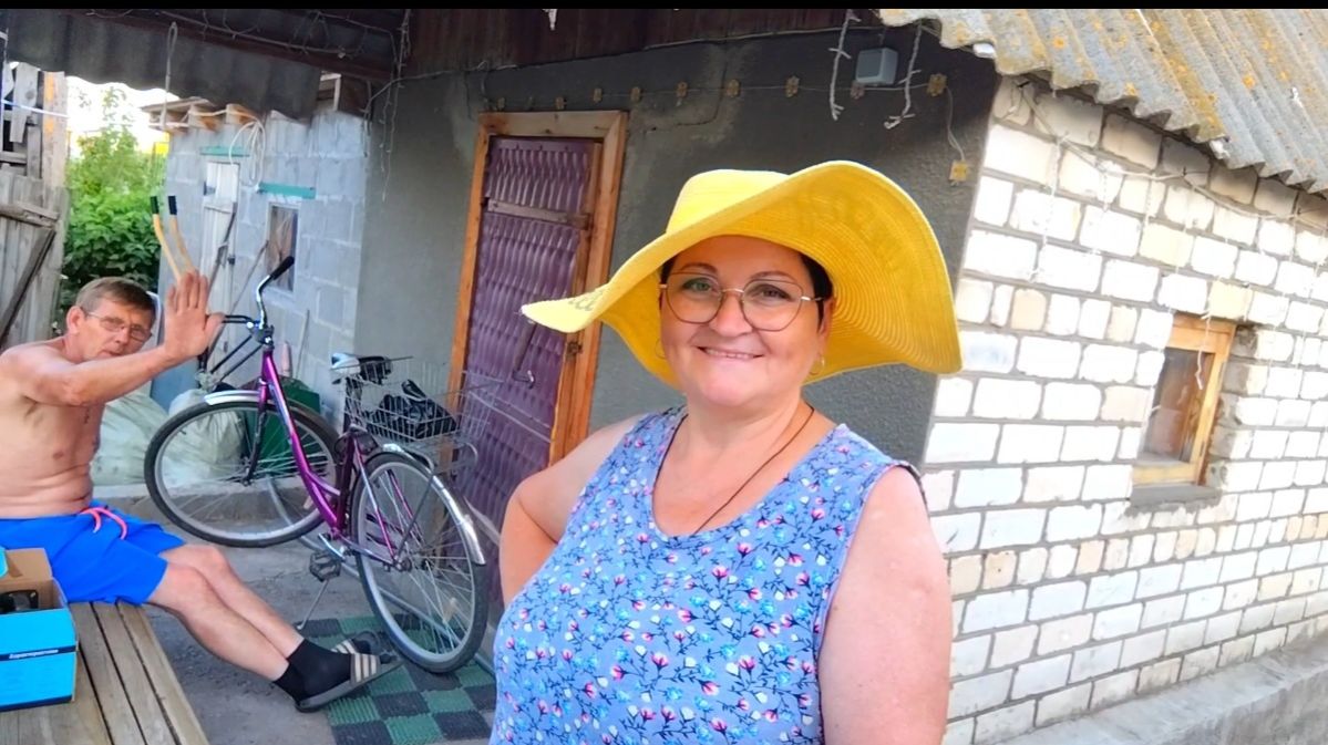 ЖИЗНЬ В СЕЛЕ:ЧАСТЬ3/ВАДИМ УЧИТ МЕНЯ, Я ПОБРЫЗГАЛА РОЗЫ смотреть онлайн