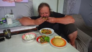 Проголодался Мама наготовила целый стол Я сел вкусно покушать набраться сил и снова за работу в поле