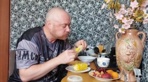 Мукбанг. Куриные консервы, кукуруза и фрукты.