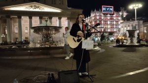 QUEST PISTOLS ft Артур Пирожков - Революция - песню спела молодая девушка у Большого театра #Moscow