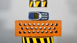 ГИДРАВЛИЧЕСКИЙ ПРЕСС ПРОТИВ НОКИА 3310 И КИРПИЧА  ЧТО КРЕПЧЕ