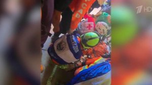В Венесуэле спустя восемь дней после землетрясения из-под завалов достали выжившего мужчину.