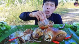 Таец ест свинину. Мукбанг. Китайцы едят на камеру. Мокбанг