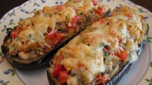 Лодочки из баклажанов с курицей и овощами