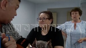 Представитель застройщика высотки,от строительства которой разрушаются дома, нападает на журналистов