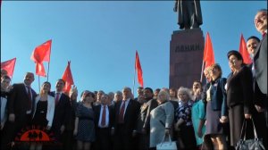 И Ленин такой молодой...