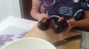 Готовлю мясо с картошкой, баклажаны с чесноком и булгур с грибами.