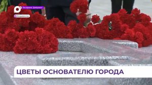 Во Владивостоке возложили цветы к памятнику графу Муравьёву-Амурскому