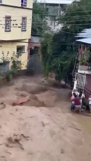 Ливневый паводок в Ауакатлан-де-Гуадалупе (Керетаро, Мексика, 1.07.2026).