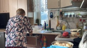 Продукты складываю контейнеры. Зелень на замарозку.