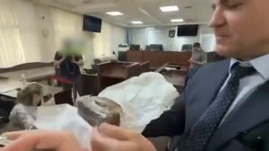 Депутат Верховной Рады Тищенко пришел на заседание суда с куском сала
