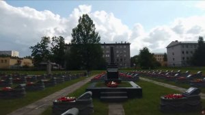 Иностранец на кладбище времен Великой Отечественной войны (Санкт-Петербург)