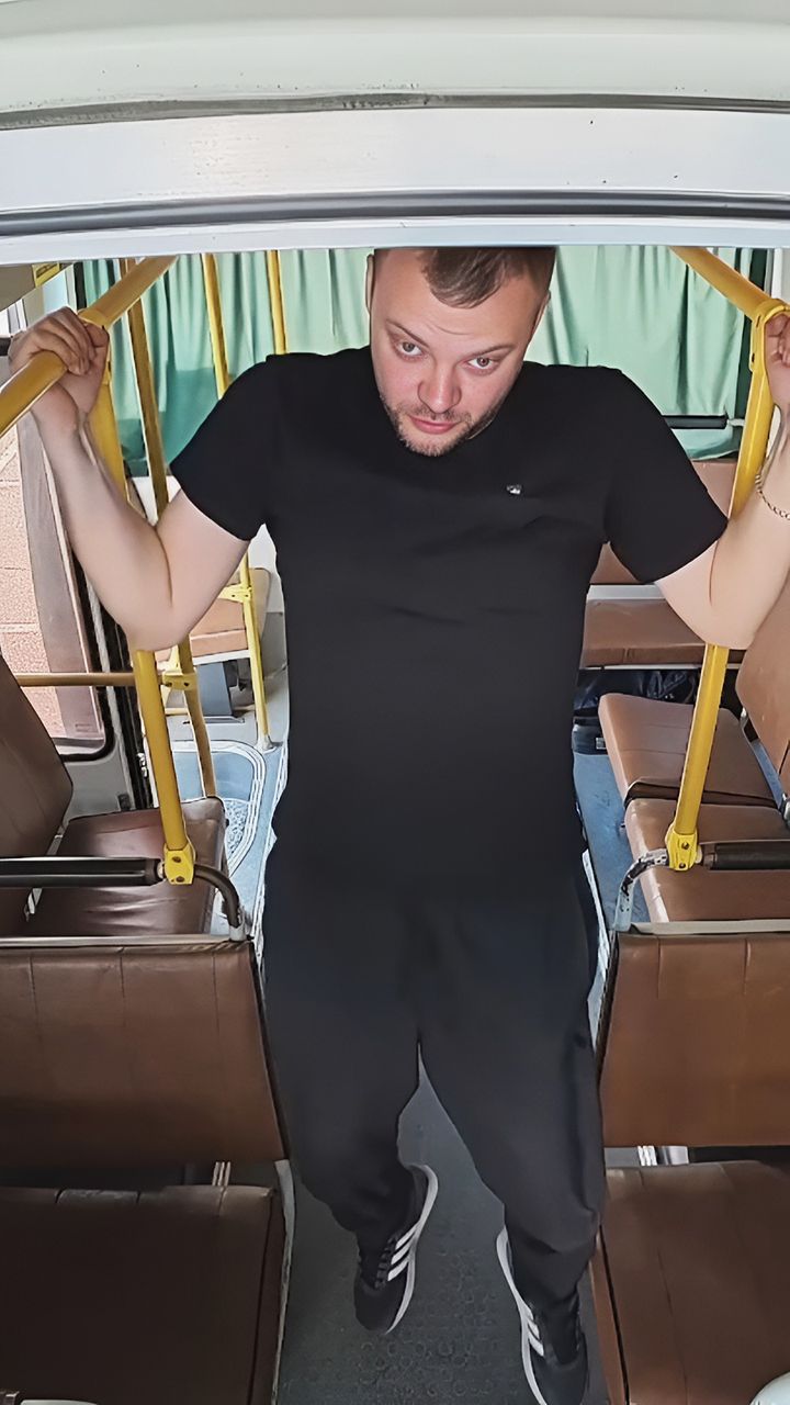 ЮРА ВОЛКОВ В ПАЗИКЕ ПОДТЯГИВАЕТСЯ НА ПОРУЧНЯХ