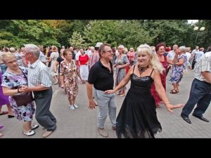 31.08.24г...«В гавань заходили Корабли»... звучит на танцполе в Гомельском парке...