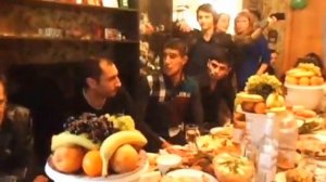 Цыган красиво поёт