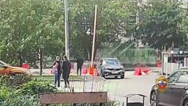 Полицейские Восточного округа столицы задержали курьера мошенников, забравшего у обманутой школьницы